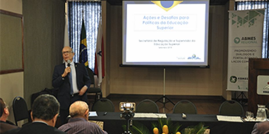 "Seres/MEC não está parada", afirma diretor da secretaria em evento da ABMES