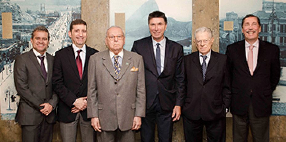 Da esquerda para a direita, Sólon Caldas, Celso Niskier, Marcos Vilaça, Janguiê Diniz, Arnaldo Niskier e Merval Pereira. — Diego Costa/Unicarioca
