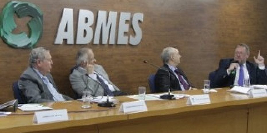 Especialistas debatem propostas para educação dos planos de governo de Dilma e Aécio