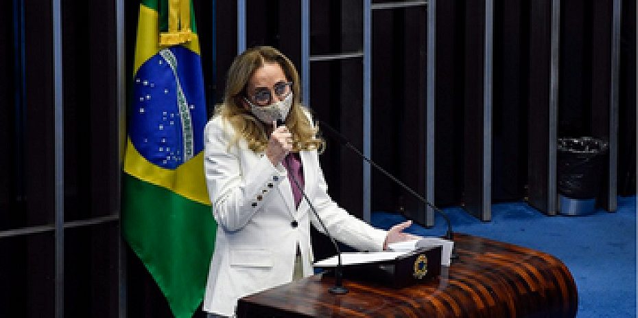 Maria Eliza toma posse como senadora e defende investimento em educação