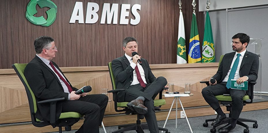 Em debate na ABMES, representante de Lula defende continuidade  da parceria com o ensino superior privado