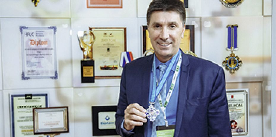 Diretor presidente da ABMES é condecorado durante visita universidade russa